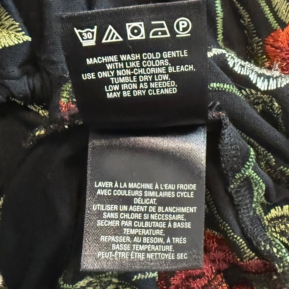 AKEMI + KIN Women’s V-Neck Embroidered Floral Oversized Top (Size XS/S) - Picture 12 of 15